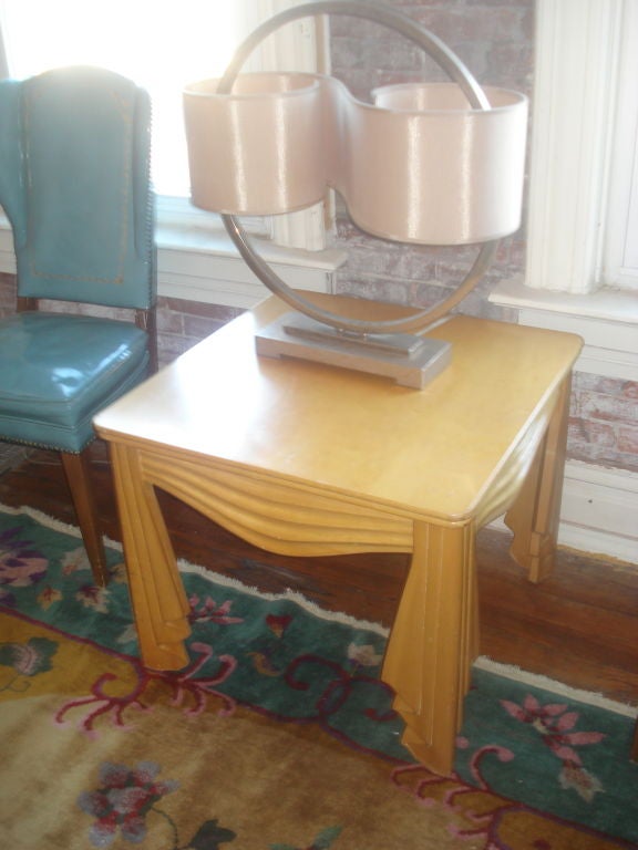 Table en bois avec un épais tablier sculpté et des pieds en formation de draperie, très lourde et bien exécutée.
