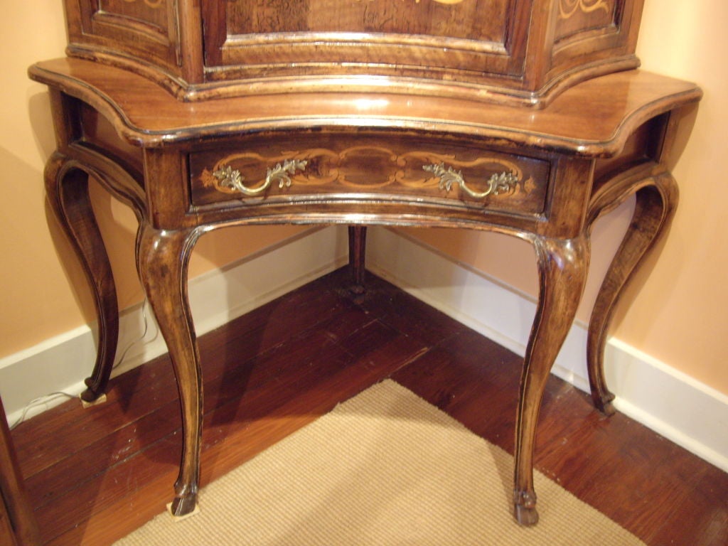 18th Century and Earlier Italian corner table and cabinet For Sale