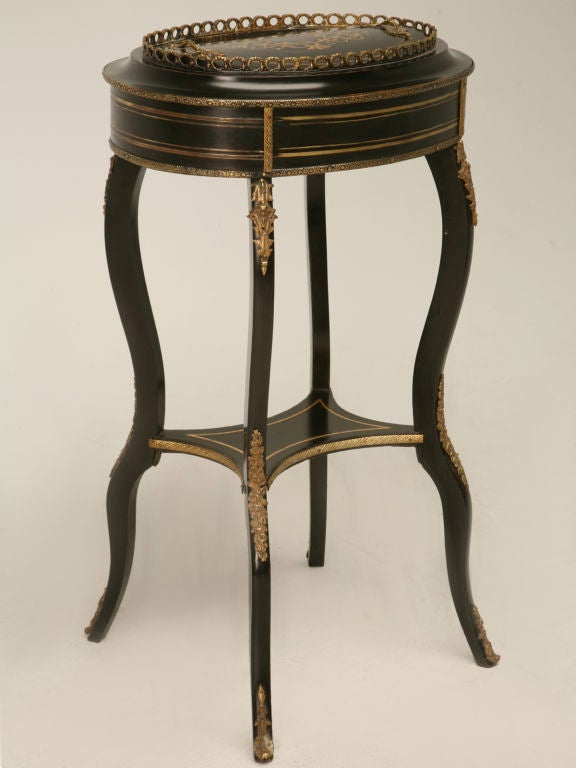 Wonderful antique French Napoleon III black lacquer jardiniere with beautiful brass detailing and the original lid.<br />
A superb example for the extraordinary collector!
