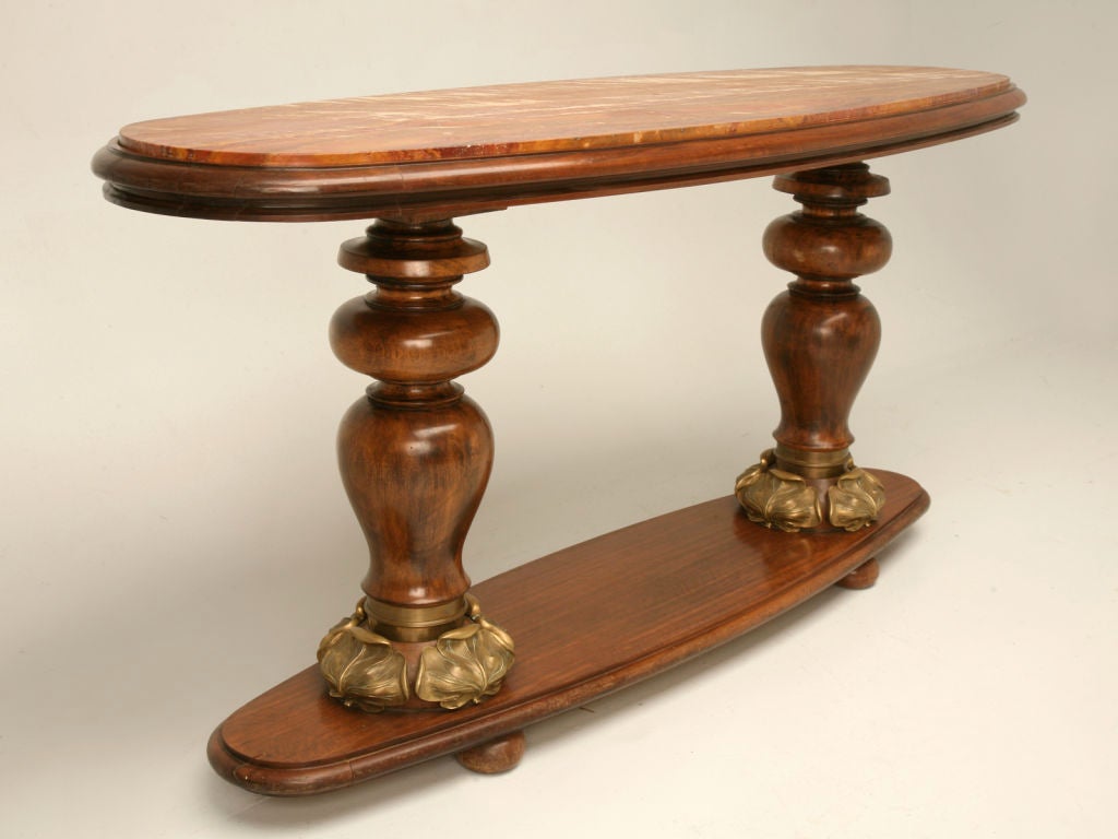 Antico tavolo da console in uno squisito stile Art Nouveau viennese del 1890-1900. Il Tavolo Consolle Antico è stato realizzato in mogano massiccio con dettagli in bronzo a forma di trifoglio e un piano in marmo onice dall'aspetto esotico. Questo,