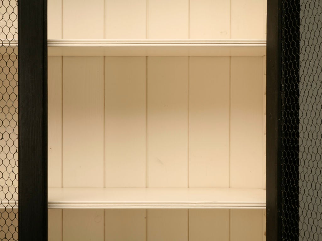 Directoire-Bücherregal im Directoire-Stil mit Türen aus Hühnerdraht im Zustand „Neu“ in Chicago, IL