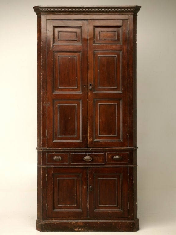 English or could be Irish pine Georgian corner cupboard, with dental molding, stunning all original faux grained exterior and original green painted interior. This antique English or Irish corner cupboard is in outstanding original unrestored
