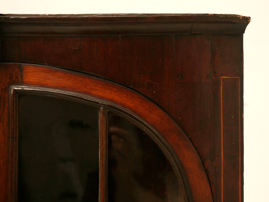 Antique English Georgian Mahogany Glazed Corner Cabinet In Good Condition In Chicago, IL