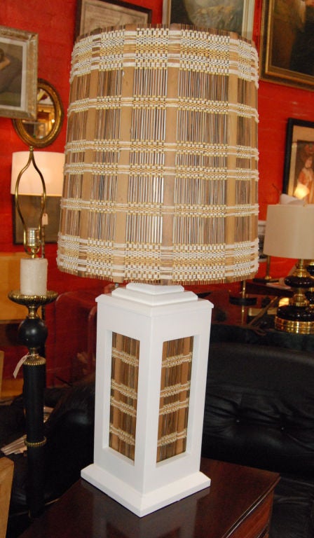 Superbe lampe de table en laque blanche personnalisée et son abat-jour original par Maria Whiting.