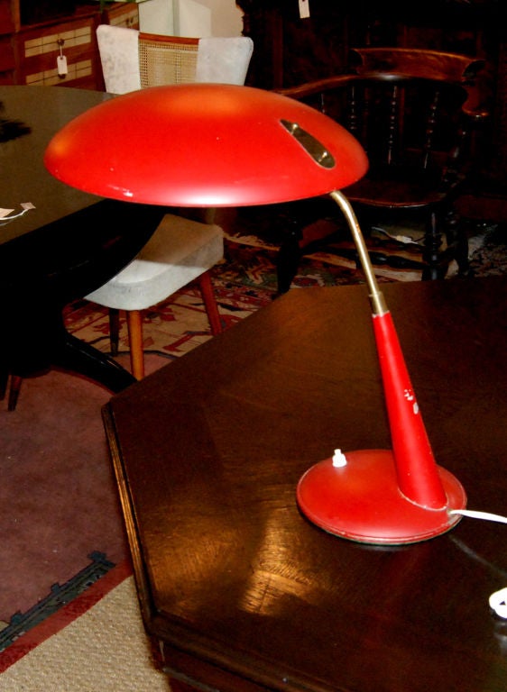 1960er Jahre Schreibtischlampe aus Messing und rot lackiertem Metall im Stil von Stilnovo
Originale Patina.