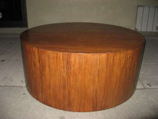 Beautiful round coffee table made of bubinga and chrome inside the 2 parts.