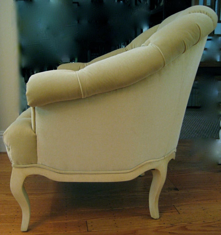 Mid-20th Century Elegant tufted velvet Club chair