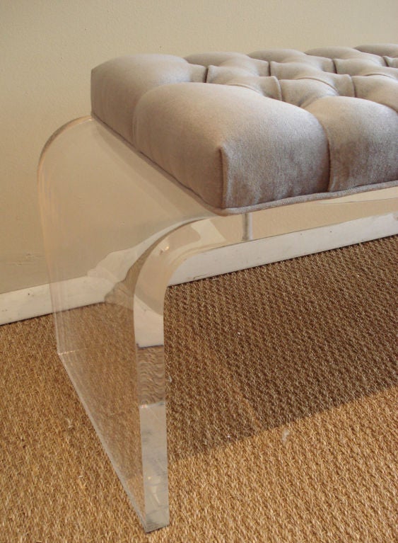 Chic Lucite Waterfall Bench. In Excellent Condition In Miami, FL