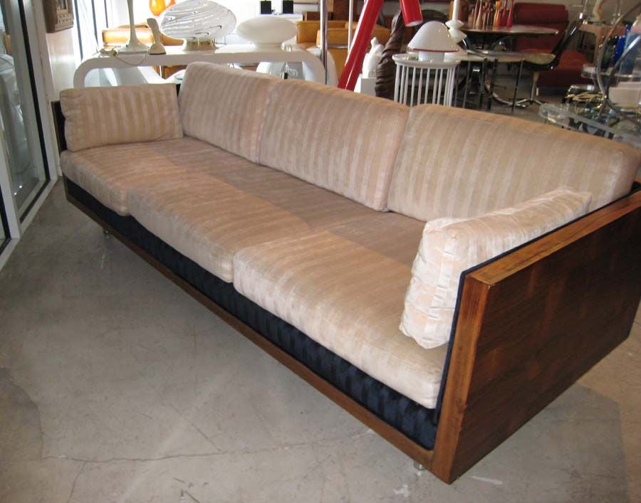 ROSEWOOD VENEER;UPHOLSTERED SEAT AND BACK WITH LOOSE CUSHIONS;METAL CHROME LEGS.