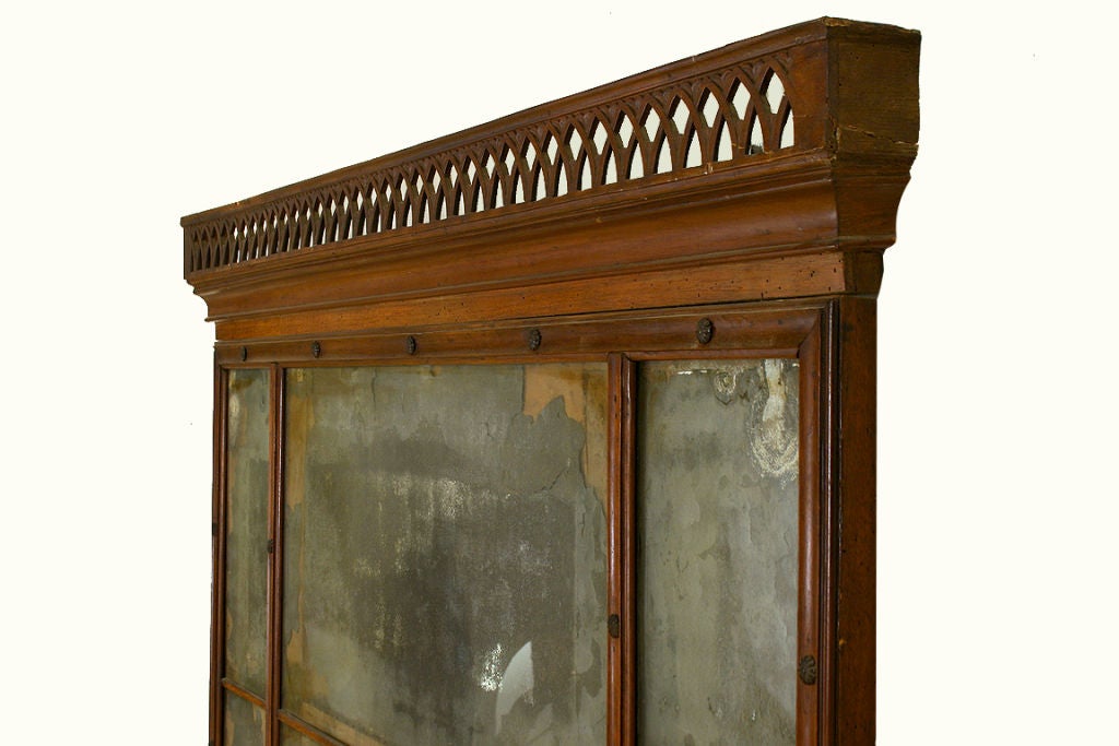 the crown, reticulated and carved with overlapping arches above a framework consisting of six separate mirrorplates, with internal borders having carved wooden rosettes, all resting on a stepped base.