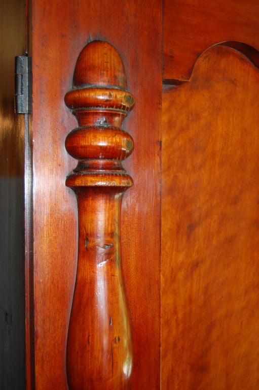 Mahogany and pine linen press For Sale 1