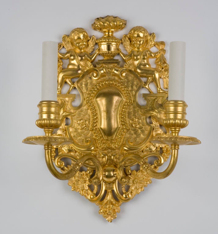 AIS2259

Ein Paar vergoldeter doppelflammiger Leuchter aus Kupfer und Bronze nach einem Originalmodell des Londoner Herstellers John Rand aus dem Jahr 1703. Sie sind von dem New Yorker Hersteller E. F. Caldwell signiert und stammen aus einem