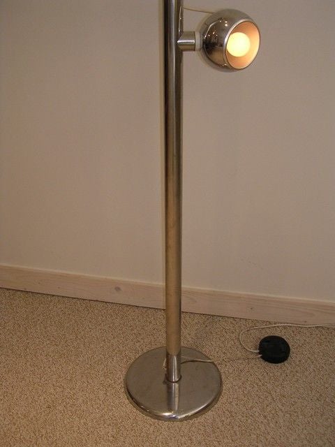 Chromed metal floor lamp with 3 lights.<br />
The 3 spheres containing the bulbs attach to the main pipe with 3 magnets.<br />
This sistem allows to easily change the light direction.