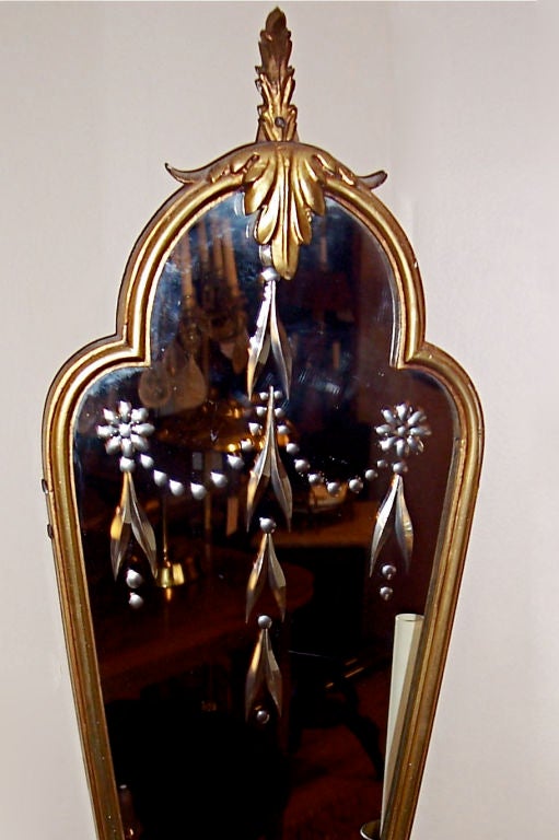 Paar große geätzte Spiegel-Wandleuchter (Vergoldet) im Angebot