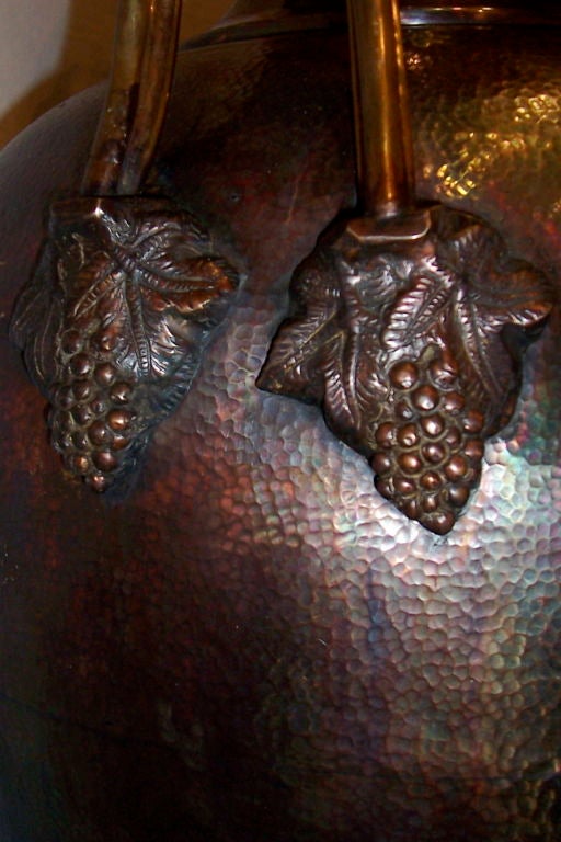 Patiné Paire de grandes lampes de table en bronze en vente