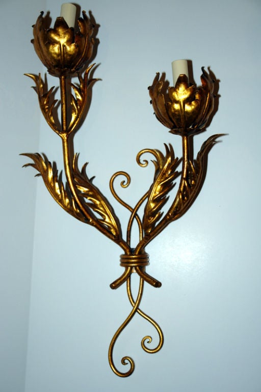 Paire d'appliques à double lumière en métal doré des années 1930. Mesures : 22.5