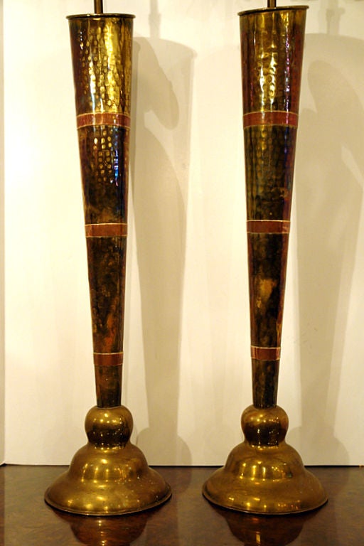 Une paire de grandes lampes de table italiennes des années 1940 en laiton martelé et cuivre avec patine d'origine. 

Mesures :
Hauteur du corps 28