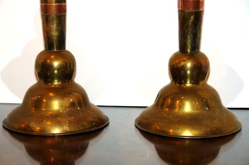 Italiano Coppia di lampade da tavolo in ottone e rame in vendita