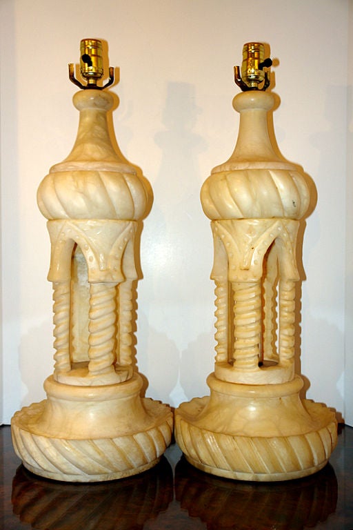 Paar italienische mehrsäulige Tischlampen aus geschnitztem Alabaster, ca. 1920er Jahre

Abmessungen:
Höhe des Körpers 22,5