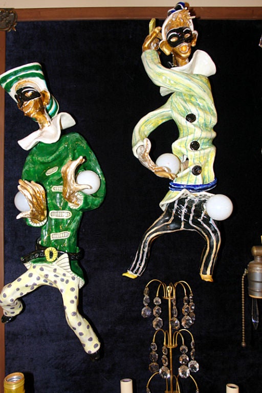 Milieu du XXe siècle Paire d'appliques italiennes en porcelaine représentant des clowns en vente