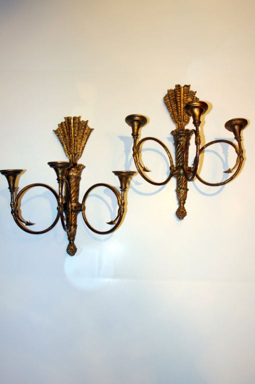 Coppia di appliques italiane in legno intagliato e dorato del 1920 circa con luci.

Misure:
Altezza 15