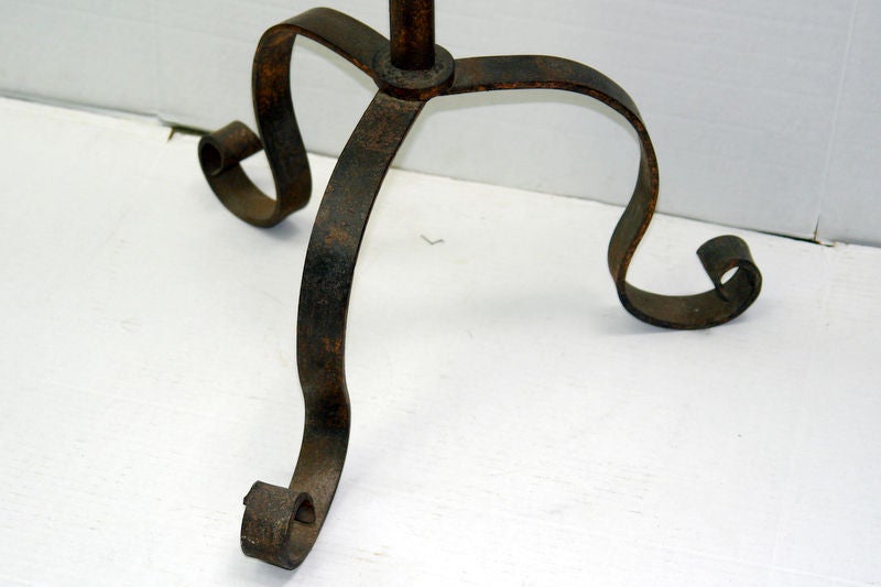 Französische Stehlampe aus vergoldetem Metall mit Dreibeinfuß, um 1920

Abmessungen:
Höhe des Körpers 60