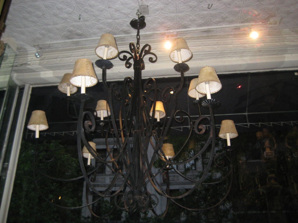 Italiano Coppia di grandi lampadari francesi in ferro battuto, venduti singolarmente in vendita