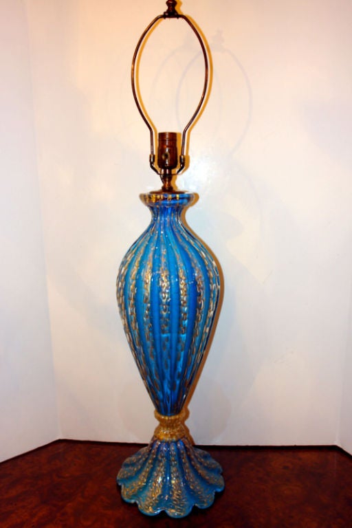 Milieu du XXe siècle Grande lampe de bureau en verre bleu en vente
