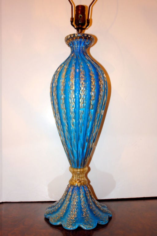 Lampe de table en verre vénitien bleu soufflé à la main vers 1940, avec des détails dorés.

Mesures :
Hauteur du corps 23