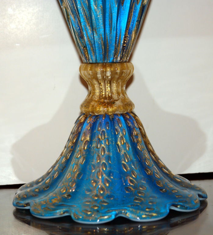 italien Grande lampe de bureau en verre bleu en vente