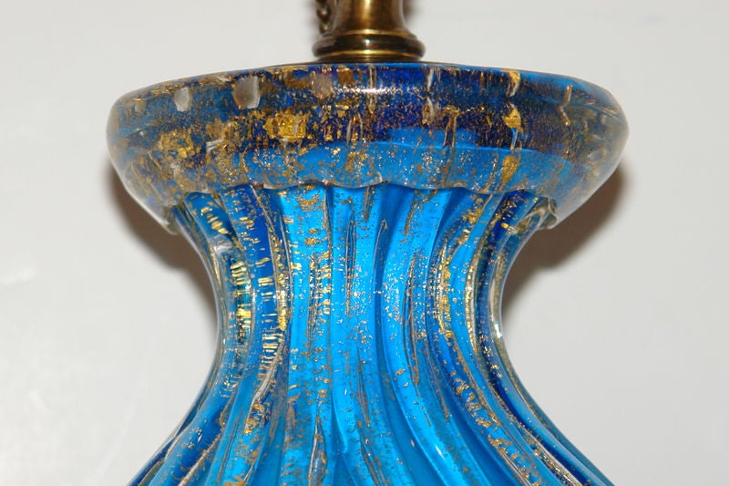 Große blaue Glas-Tischlampe (Mitte des 20. Jahrhunderts) im Angebot