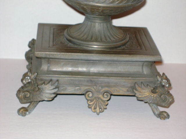Early 20th Century Single English Lamp with Bird Motif For Sale
