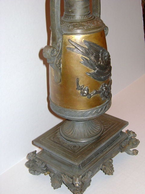 Single English Lamp with Bird Motif In Good Condition For Sale In New York, NY