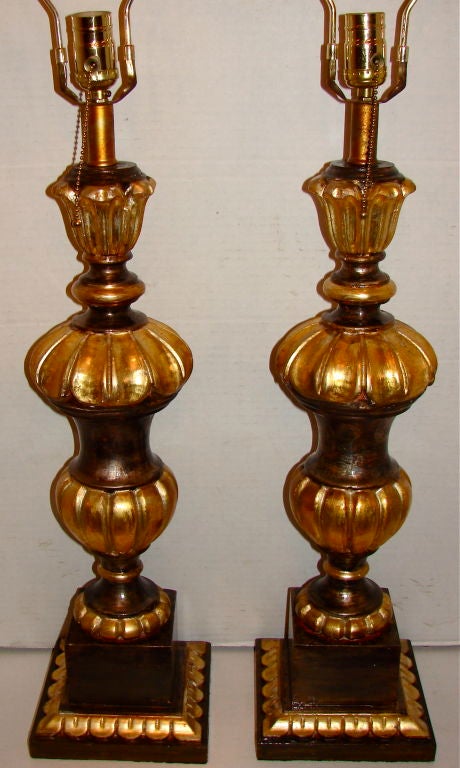 Paire de lampes de table en bois sculpté italien des années 1920, avec finition en feuilles d'argent et d'or.

Mesures
Hauteur du corps : 21.5
Jusqu'au reste de l'abat-jour : 33.5