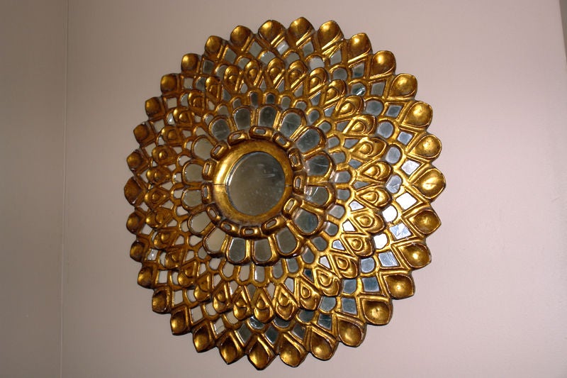 Runder Spiegel aus vergoldetem Holz (Frühes 20. Jahrhundert) im Angebot