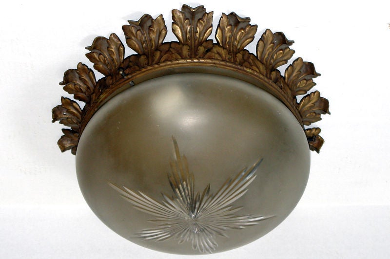 Satz von acht italienischen Bronzeleuchten aus den 1920er Jahren mit sternförmig geätztem und gefrostetem Glas. Einzelverkauf.

Abmessungen:
Tropfen 10