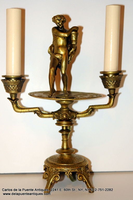 Un candelabro Grand Tour italiano del siglo XIX con pátina original. Conectado como una lámpara.

Medidas:
Altura: 12?
Anchura: 8?
Profundidad: 5?