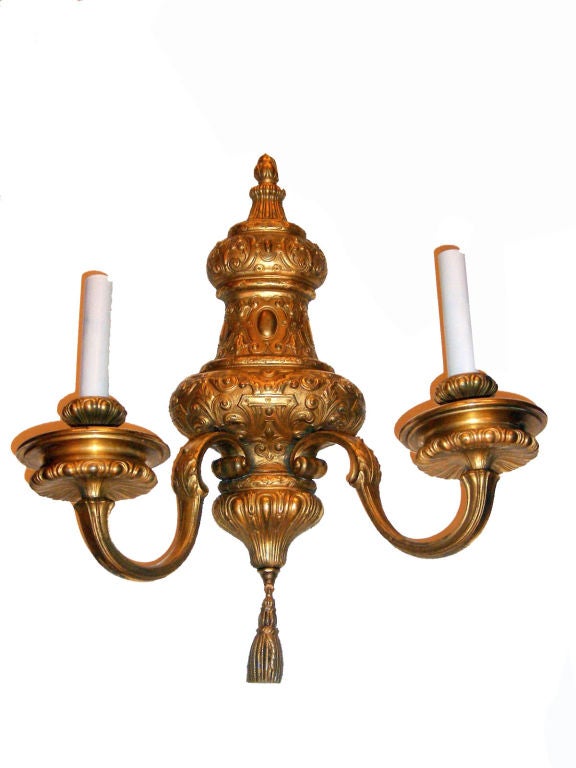 Zwei große zweiarmige Caldwell-Leuchter aus vergoldeter Bronze aus den 1920er Jahren mit Originalpatina.

Abmessungen:
Höhe: 19