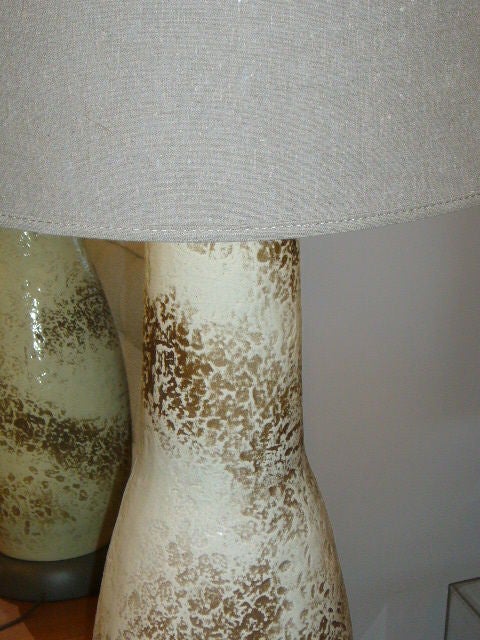 Monumental Mid Century Modern Mottled Glaze Ceramic Table Lamp In Good Condition In Miami, FL