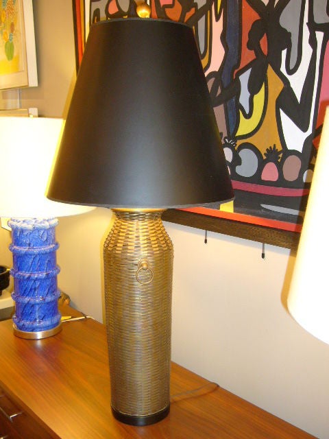 Große Lampe aus gewebtem Messing von Chapman Lamps, 1970er Jahre im Angebot 1