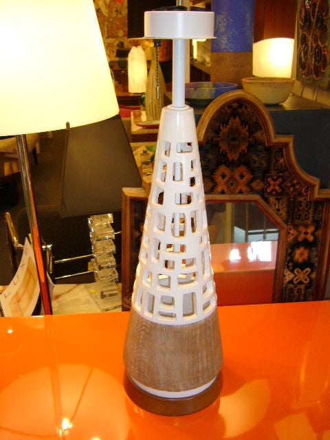 REDUCED FROM $950....Tall, handsome and Italian! This lamp is from the famed Ugo Zaccagnini pottery studio of Florence. Making an elegant modern impression with its soaring conical shaped obelisk form, the upper body pierced and glazed white and the