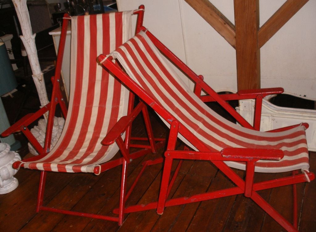 American PAIR OF RED AND WHITE STRIPED CANVAS BEACH CHAIRS