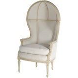 Chaise à capuchon peinte de style Louis XVI