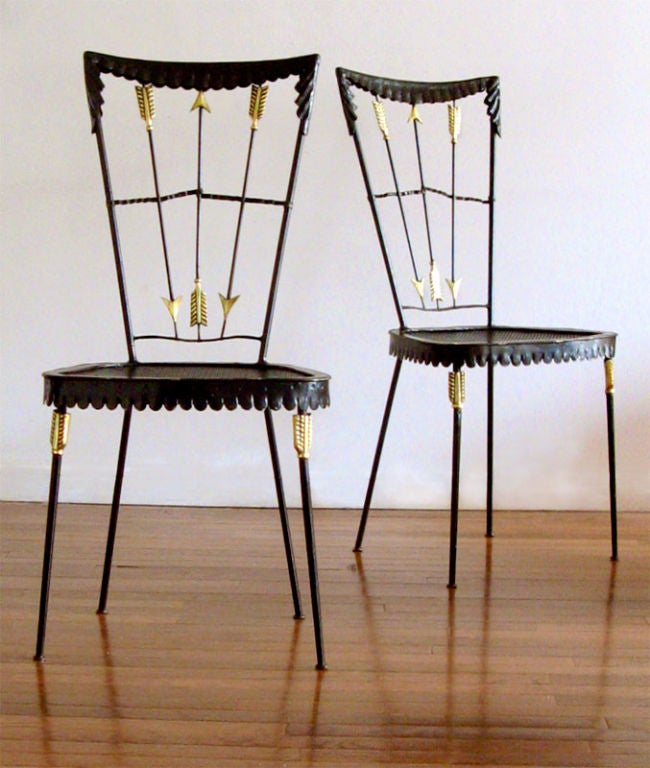 Tomaso Buzzi Paar Eisenstühle aus den 1940er Jahren mit Pfeilen aus Messing.