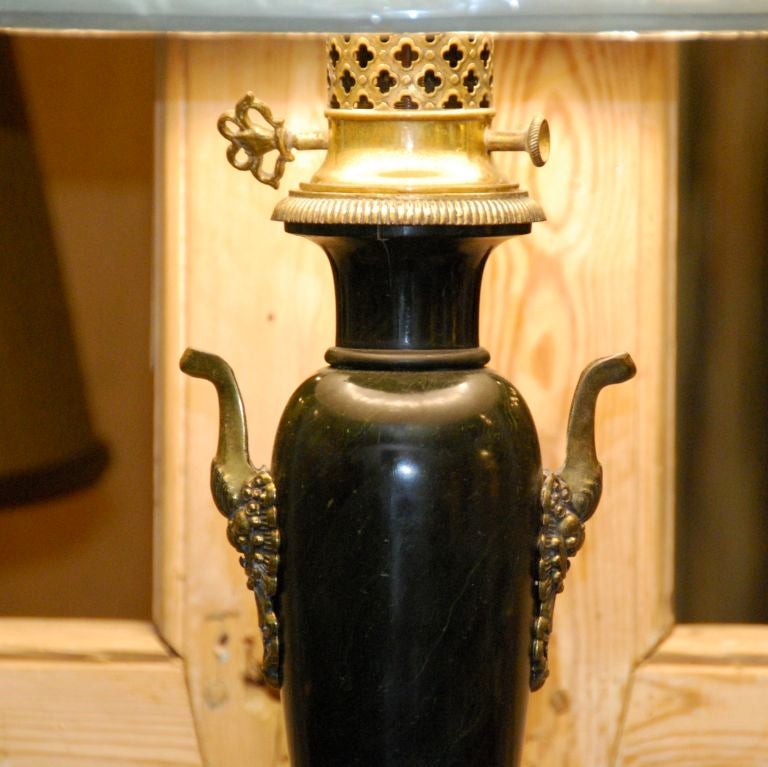 Single marbelized lamp with wooden base