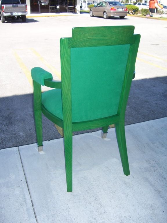 Ensemble de quatre étonnants fauteuils en laque teintée vert jade sur hêtre de Germaine Darbois-Gaudin, 1949.
Ferrures et tissu amovibles avec deux bottes nickelées sur les pieds avant. Des courbes extrêmement uniques et fines tout au long du