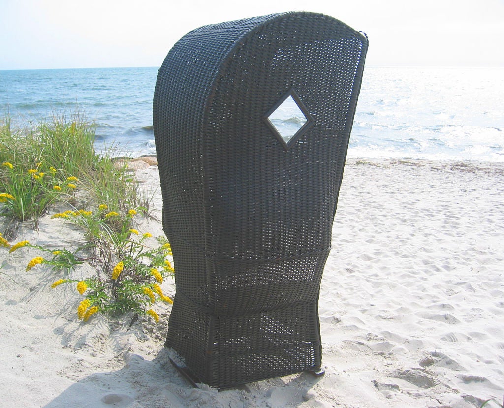 Hooded wicker beach chair with glass 