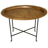 Table à plateau ovale en laiton sur base en métal
