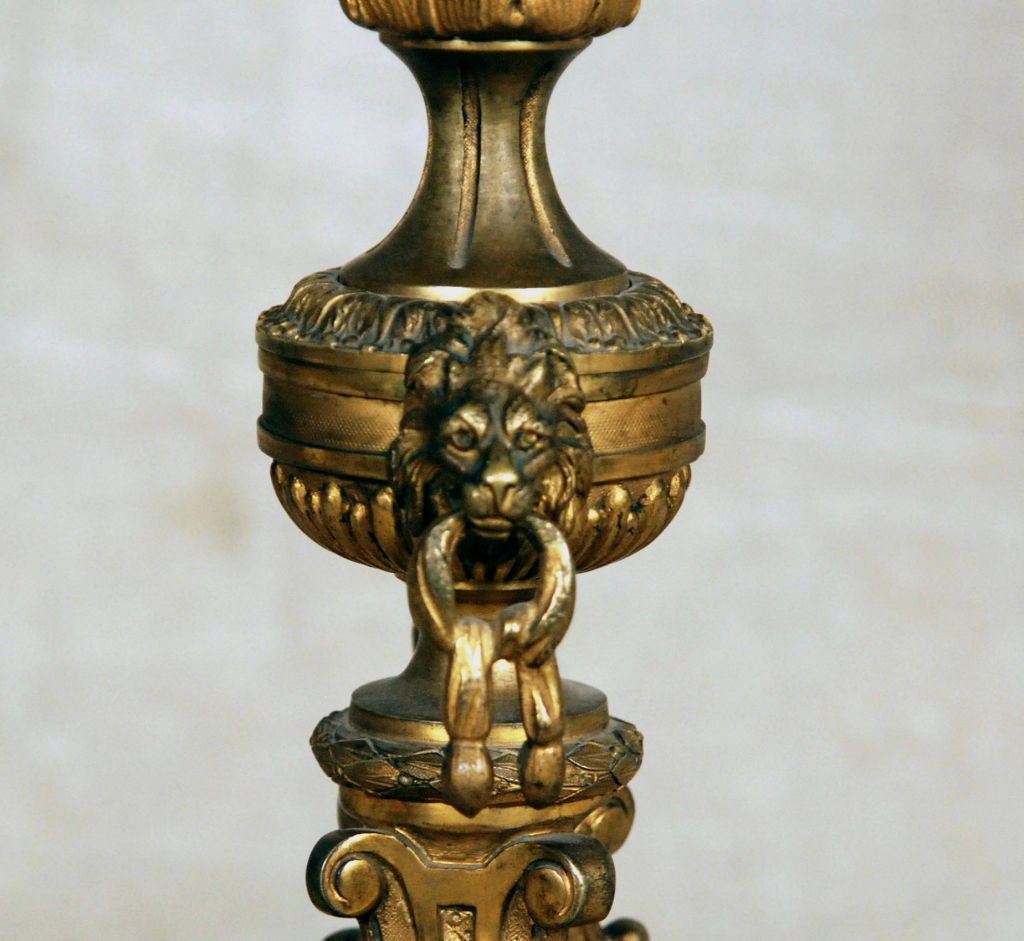 XIXe siècle Paire de lampes rococo à cinq bras en bronze doré en forme de bouillote en vente