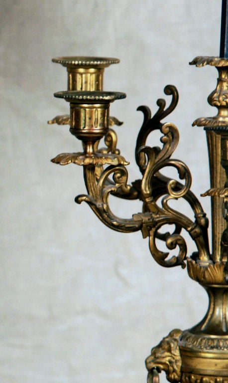 Paire de lampes rococo à cinq bras en bronze doré en forme de bouillote en vente 1